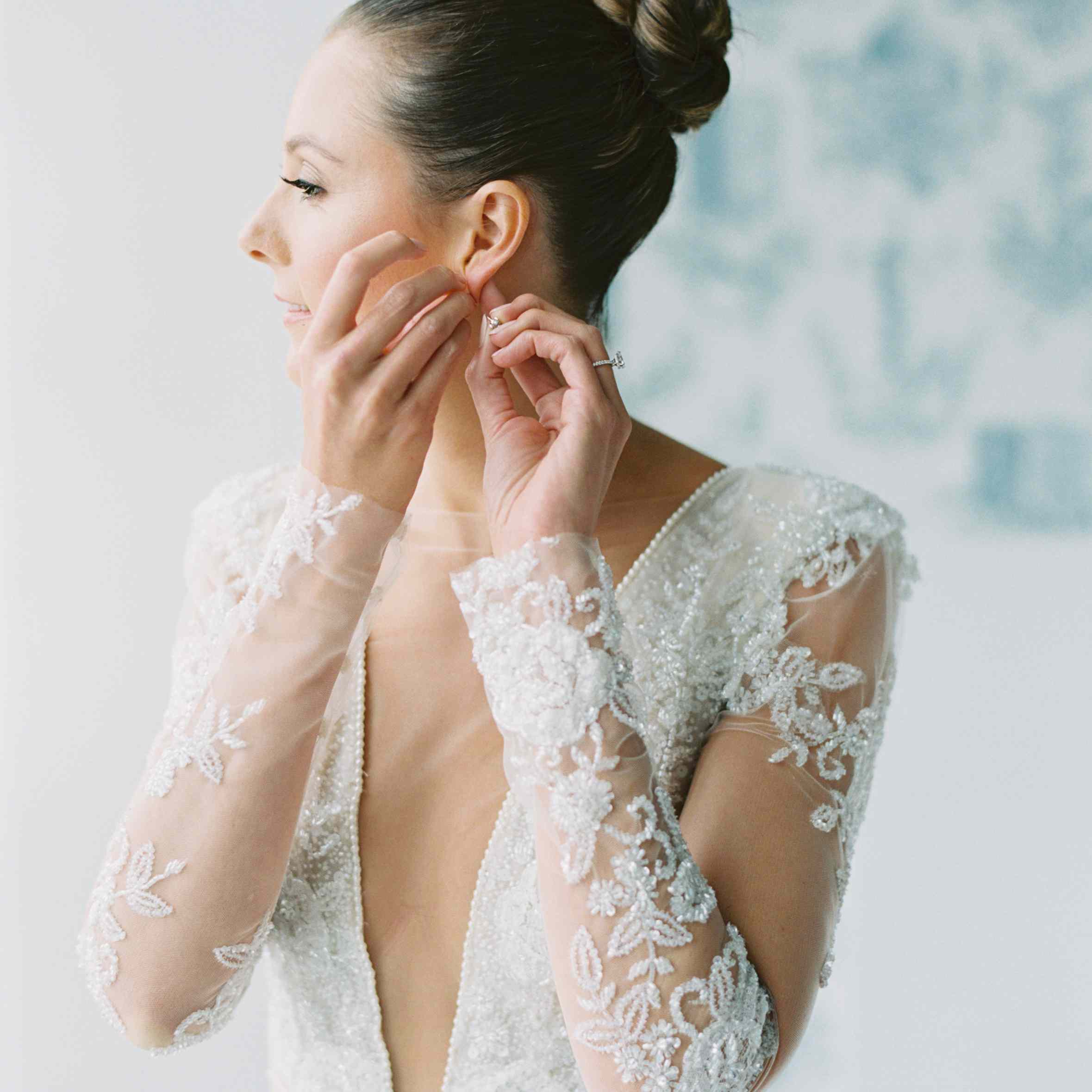 投入耳环的新娘