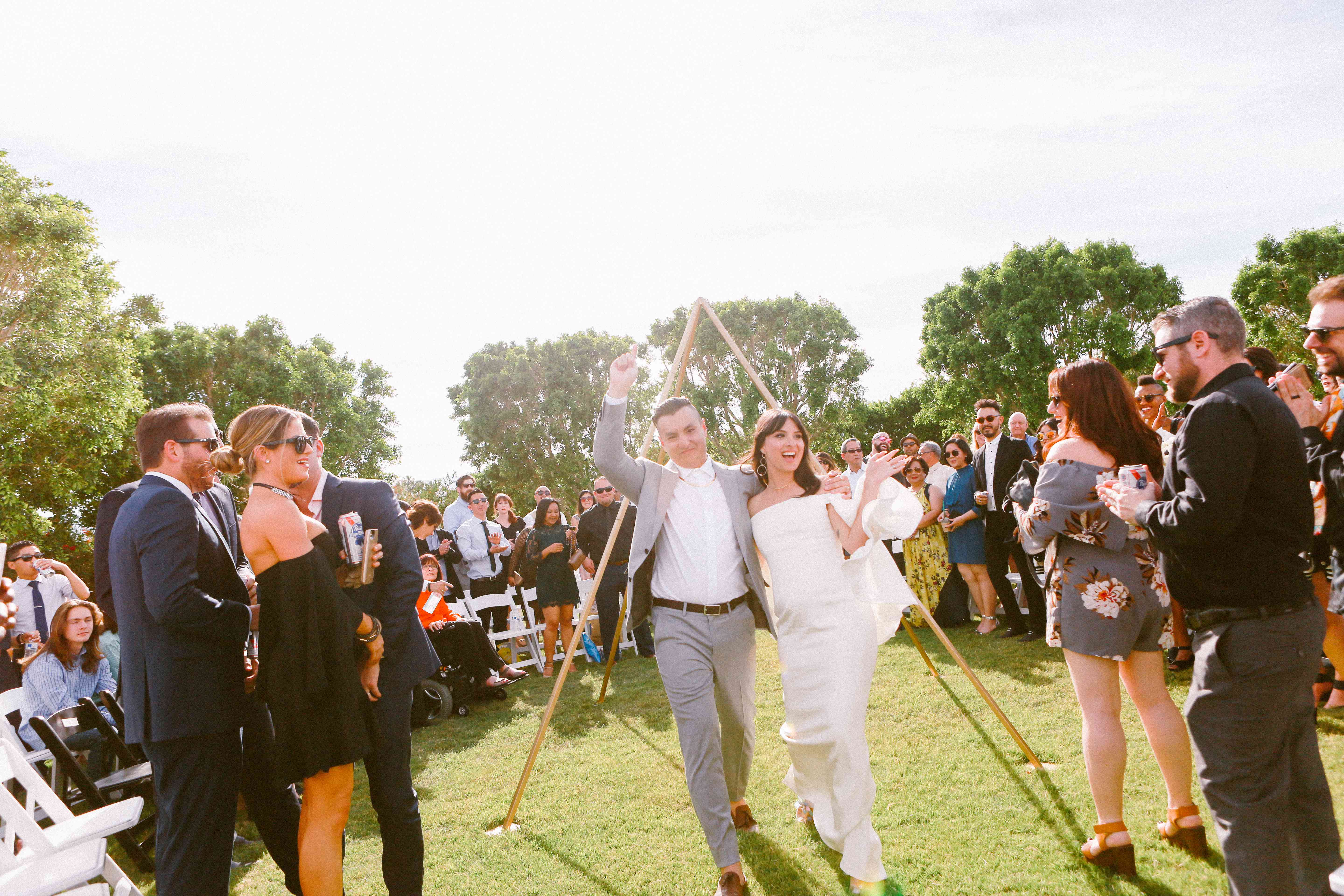 新娘和新郎退出