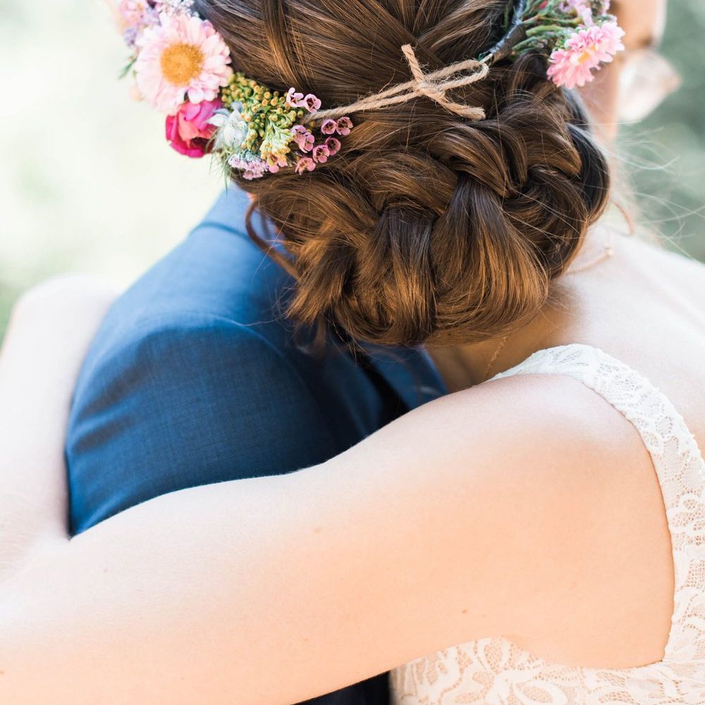 用麻绳和花冠编成的发髻