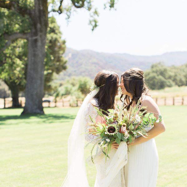 新娘和伴娘走得很近