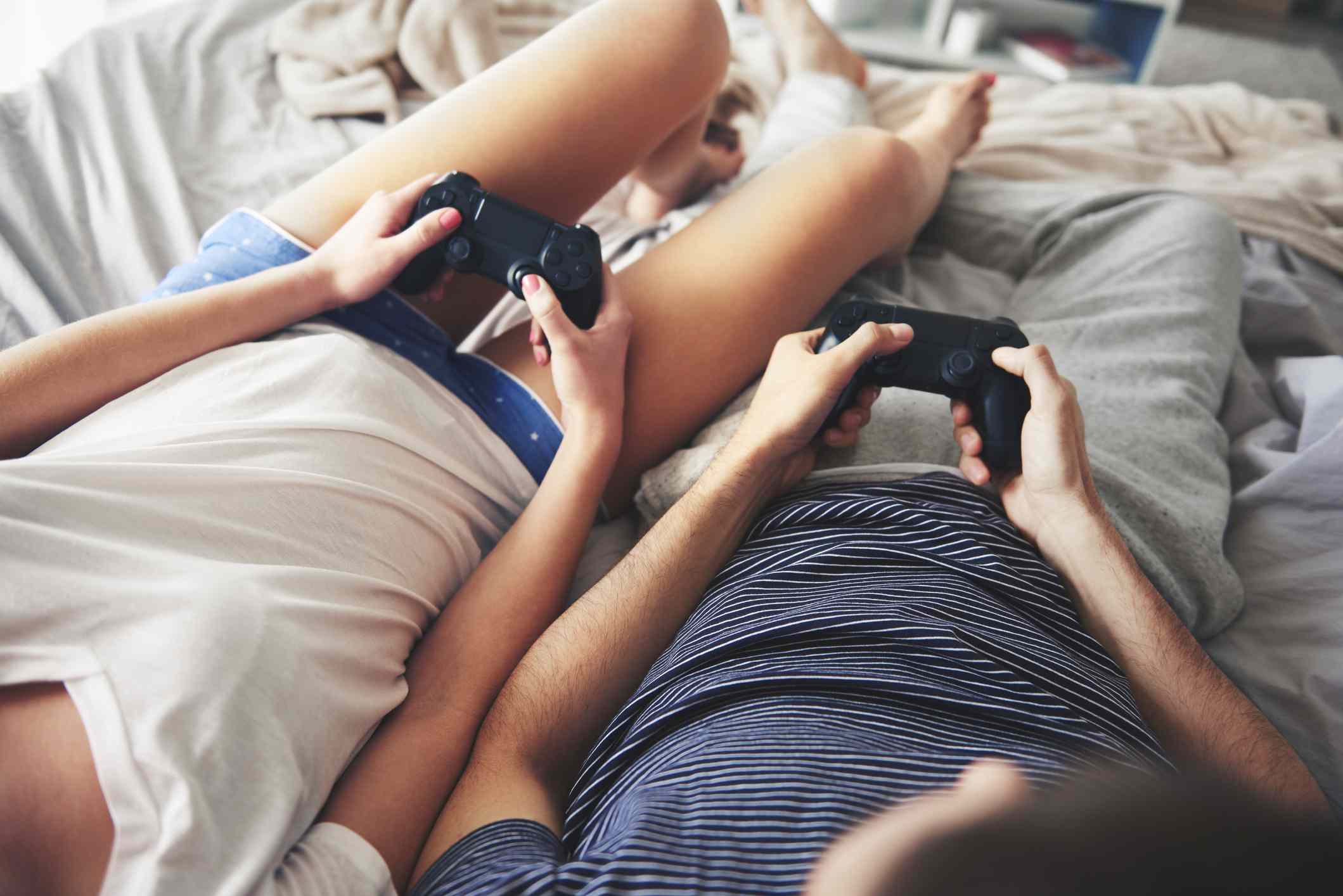 夫妇玩电子游戏