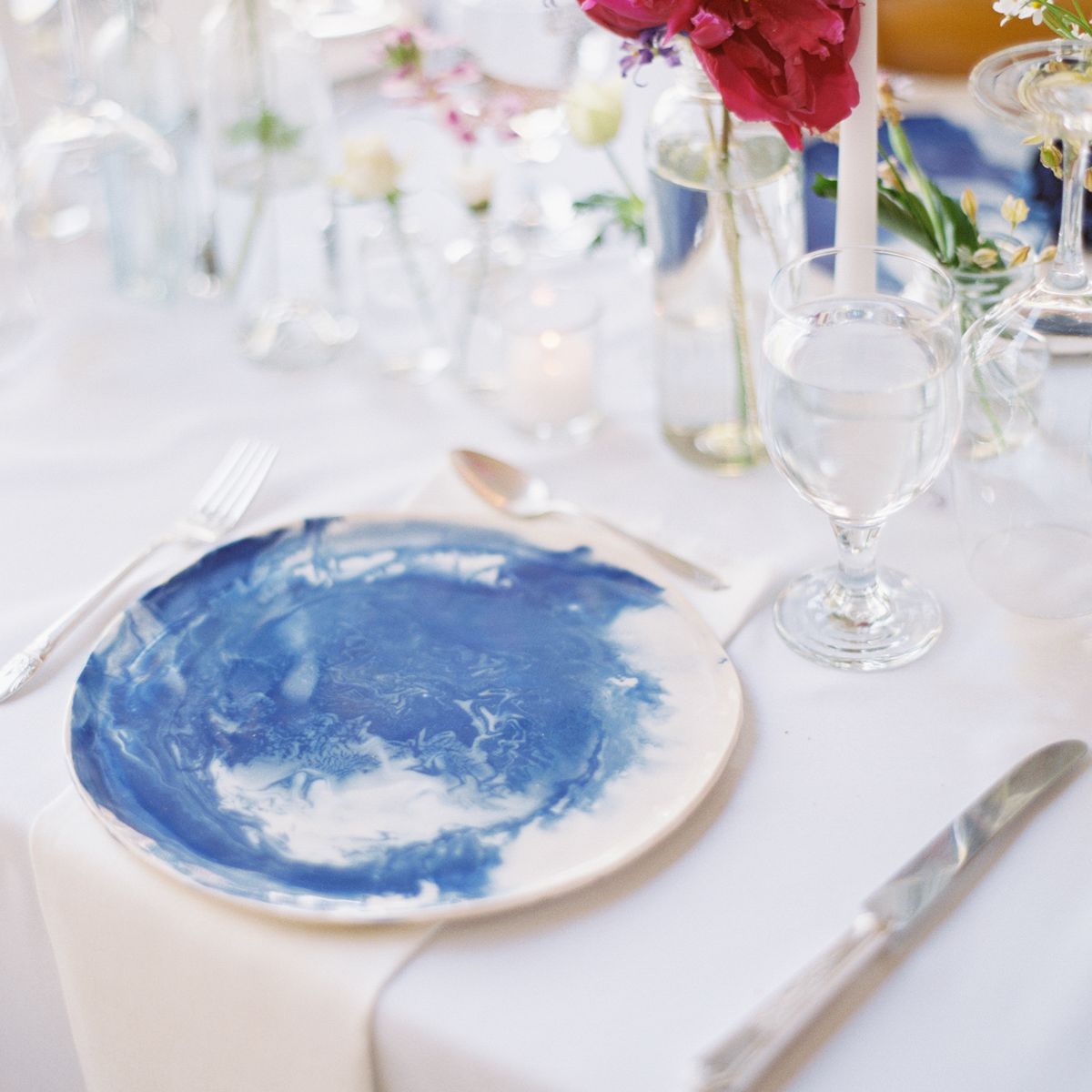 <p>手工制作蓝色和白色陶瓷餐具</ p>