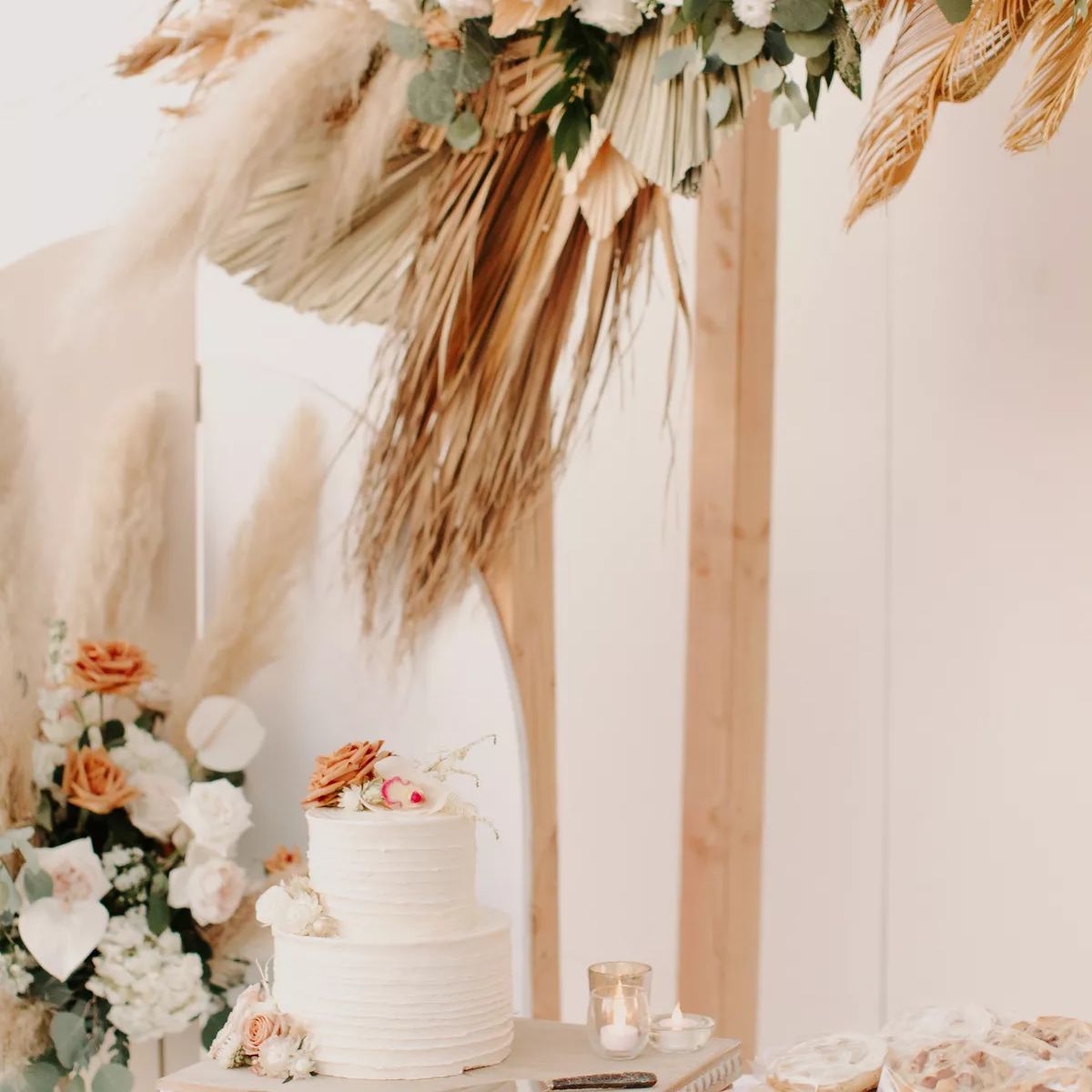 婚礼蛋糕与装饰饼干