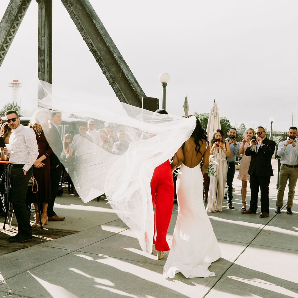 新娘和她的母亲走上过道