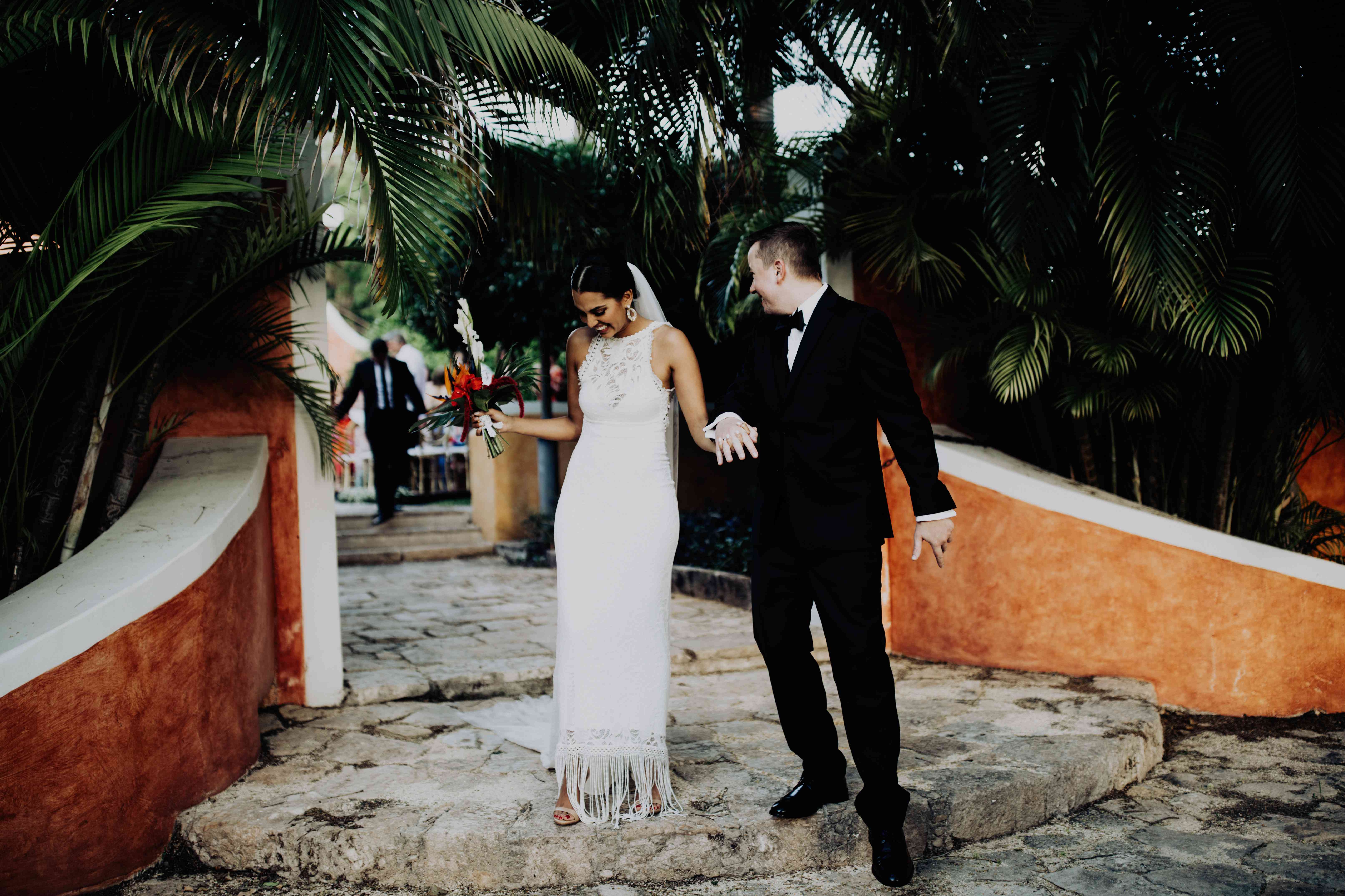 新娘和新郎在一起笑