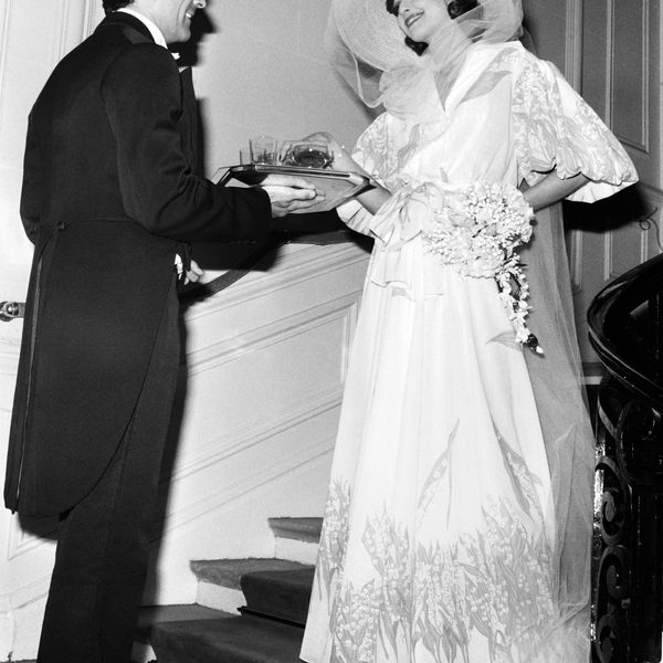 时装模特穿着迪奥1974年设计的婚纱