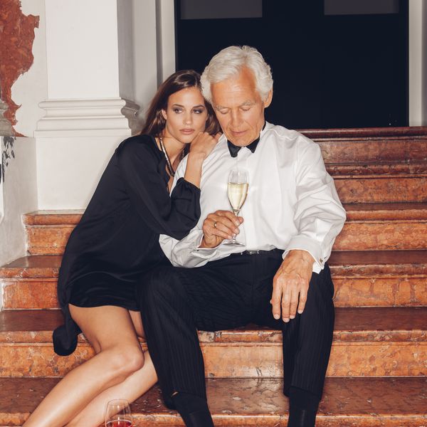 一个年轻的女人和一个年长的男人坐在台阶上。