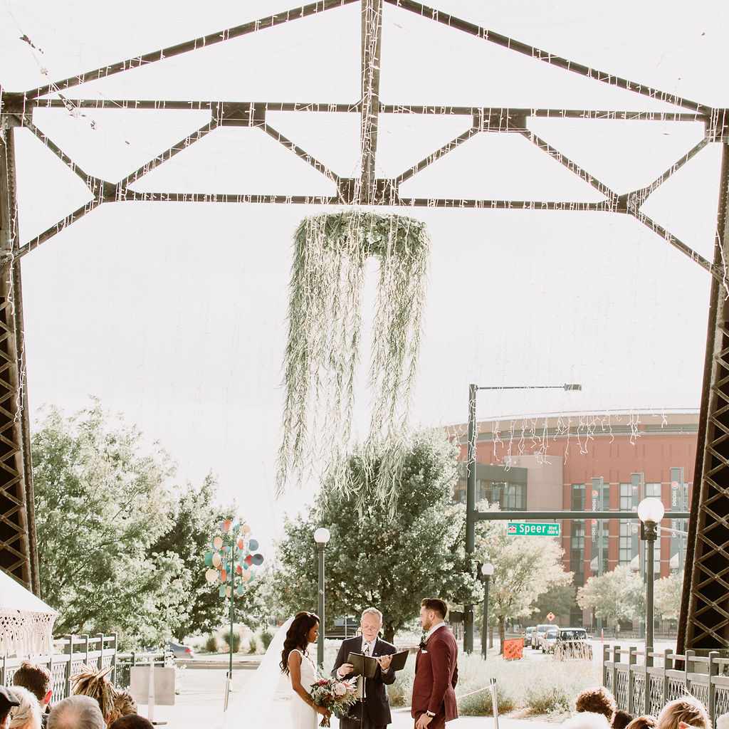 Wewatta Bridge的新娘和新郎