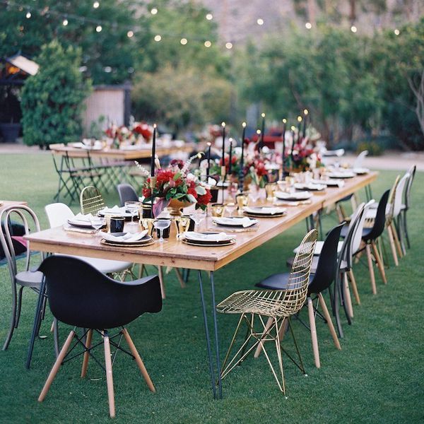 不同椅子的桌子设置