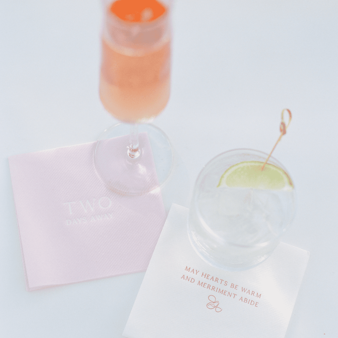 鸡尾酒餐巾纸和饮料