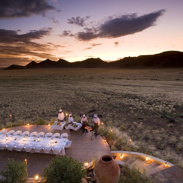 浪漫的烛光在沙漠中的沙漠Sossusvlei的小屋中间点燃晚餐“class=