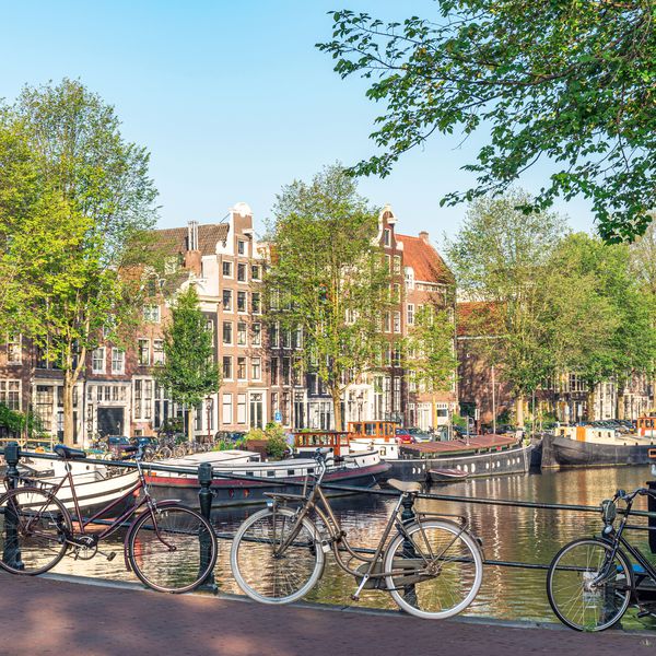自行车在阿姆斯特丹的运河Waalseilandgracht前面的桥