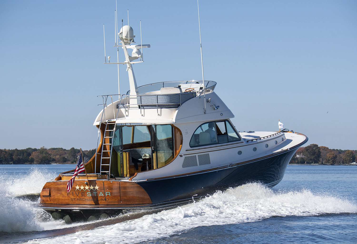 欣克利五星游艇，从佩里小屋酒店出发，在迈尔斯河上巡航