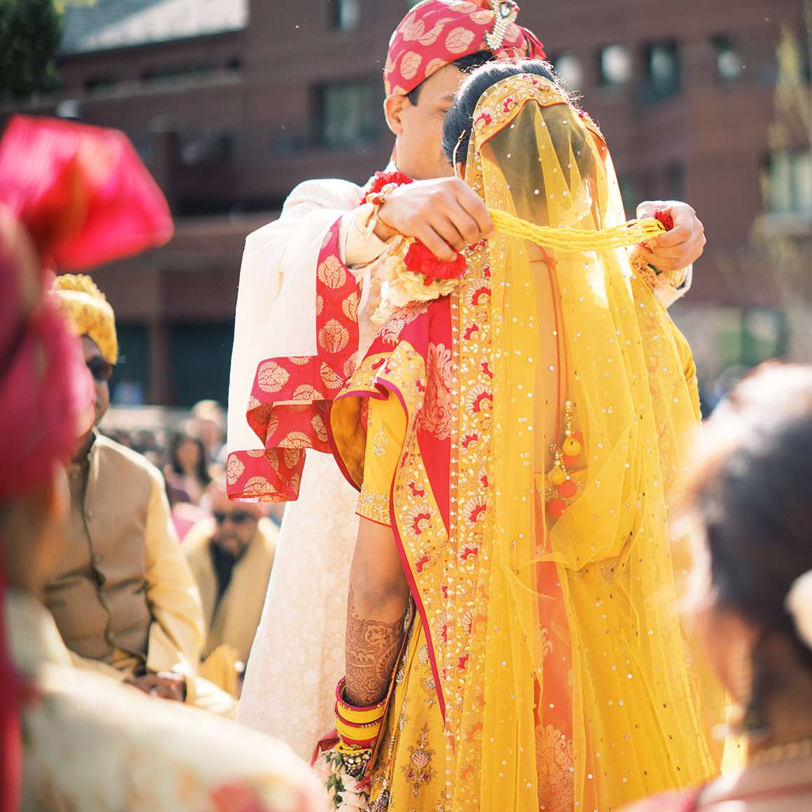 脱下面纱的新郎