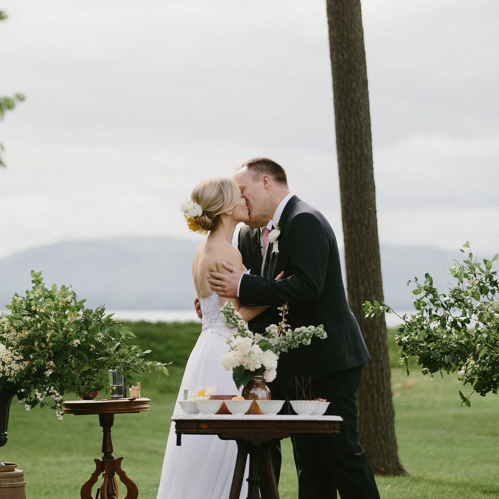 新娘和新郎在亲吻礼