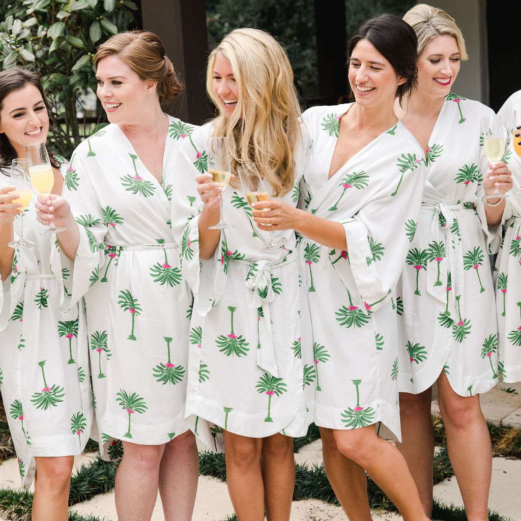 永恒的南方婚礼，新娘和伴娘穿着同样的长袍