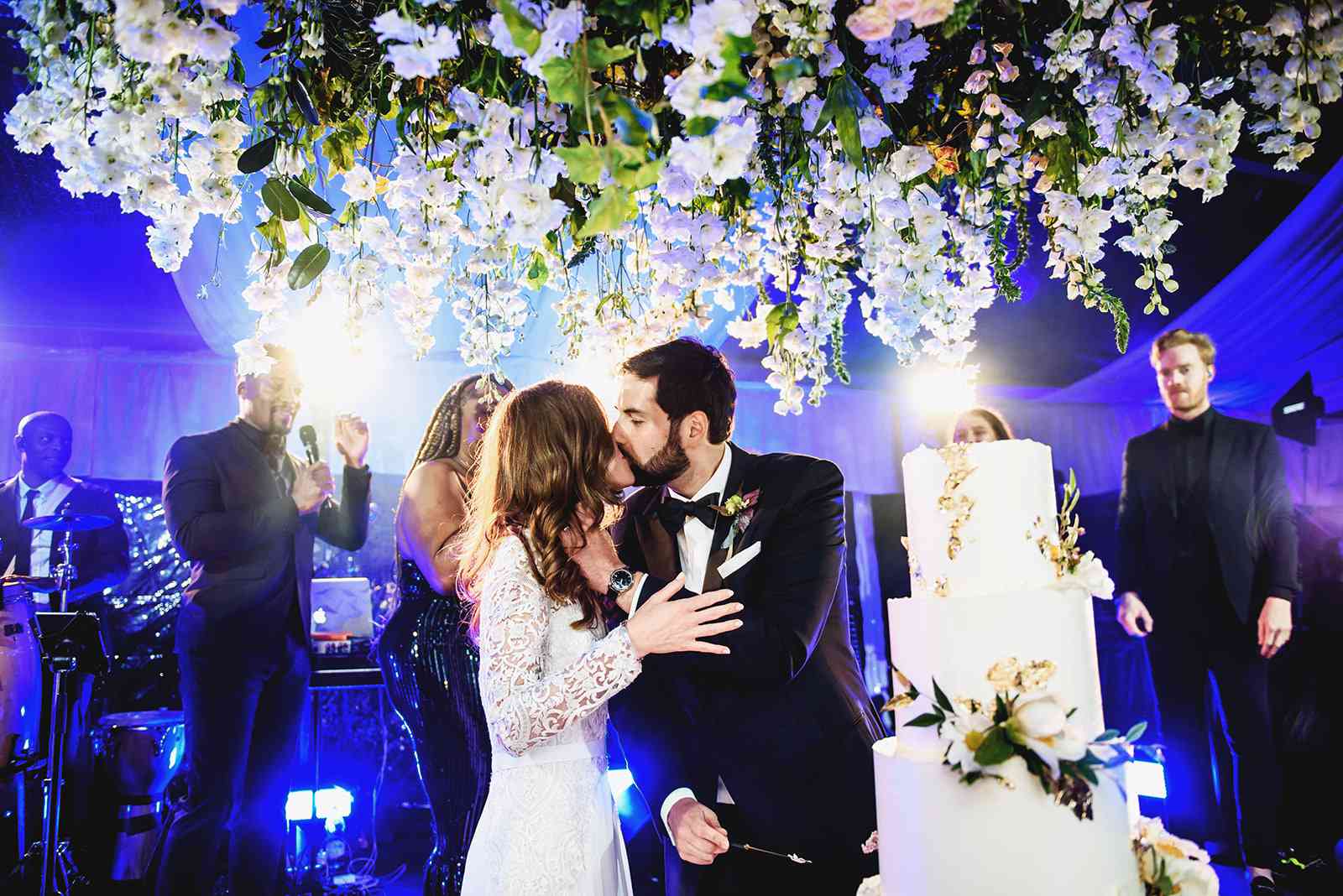 一对情侣在婚礼蛋糕前接吻