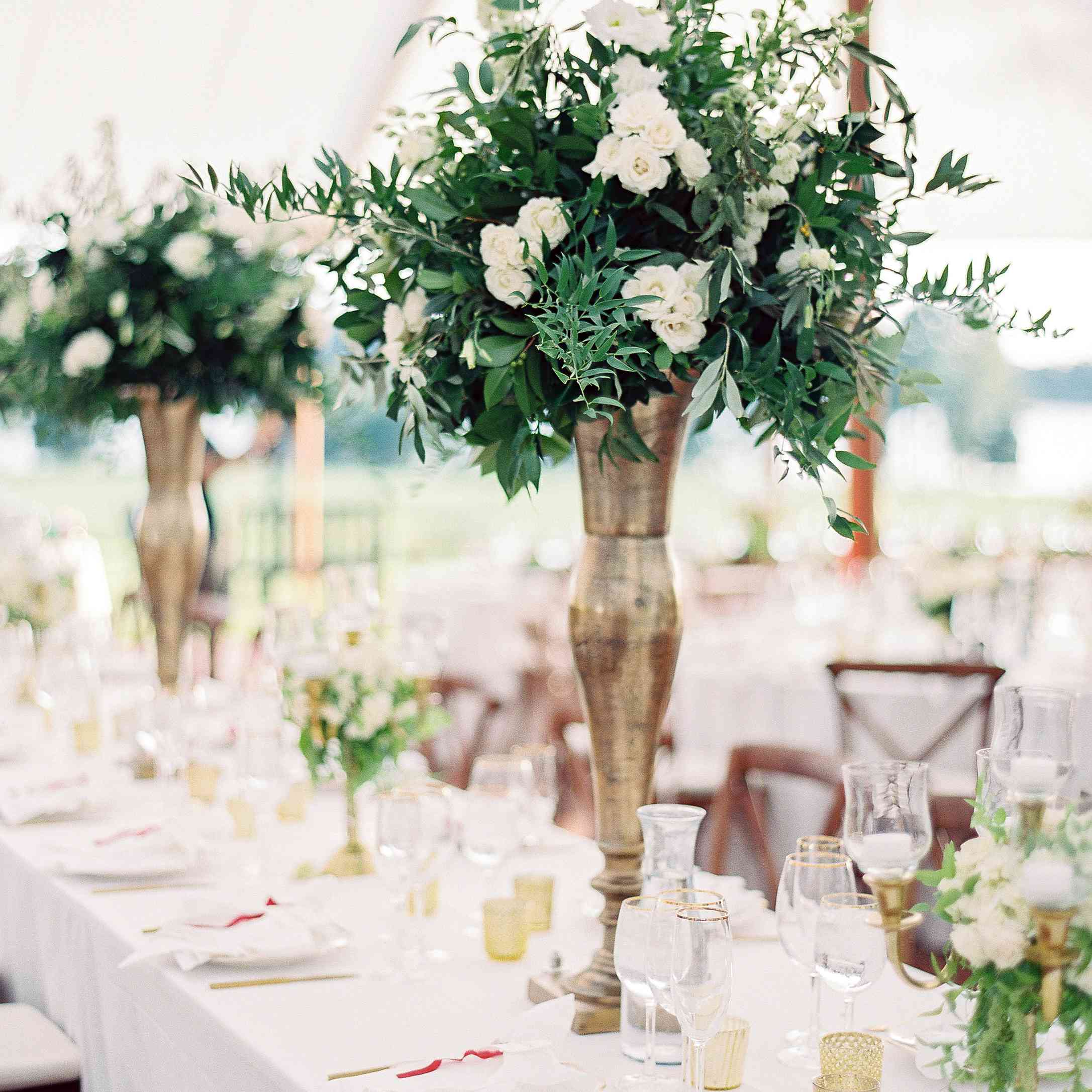 <p高高的黄铜花瓶和绿色插花</p <br