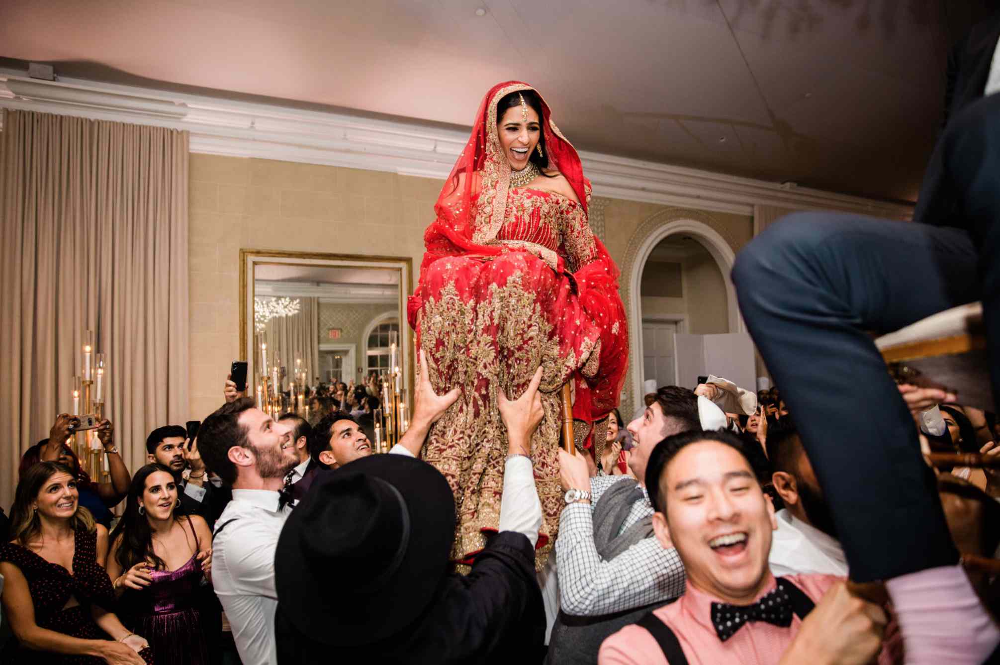 新娘被抱在椅子上