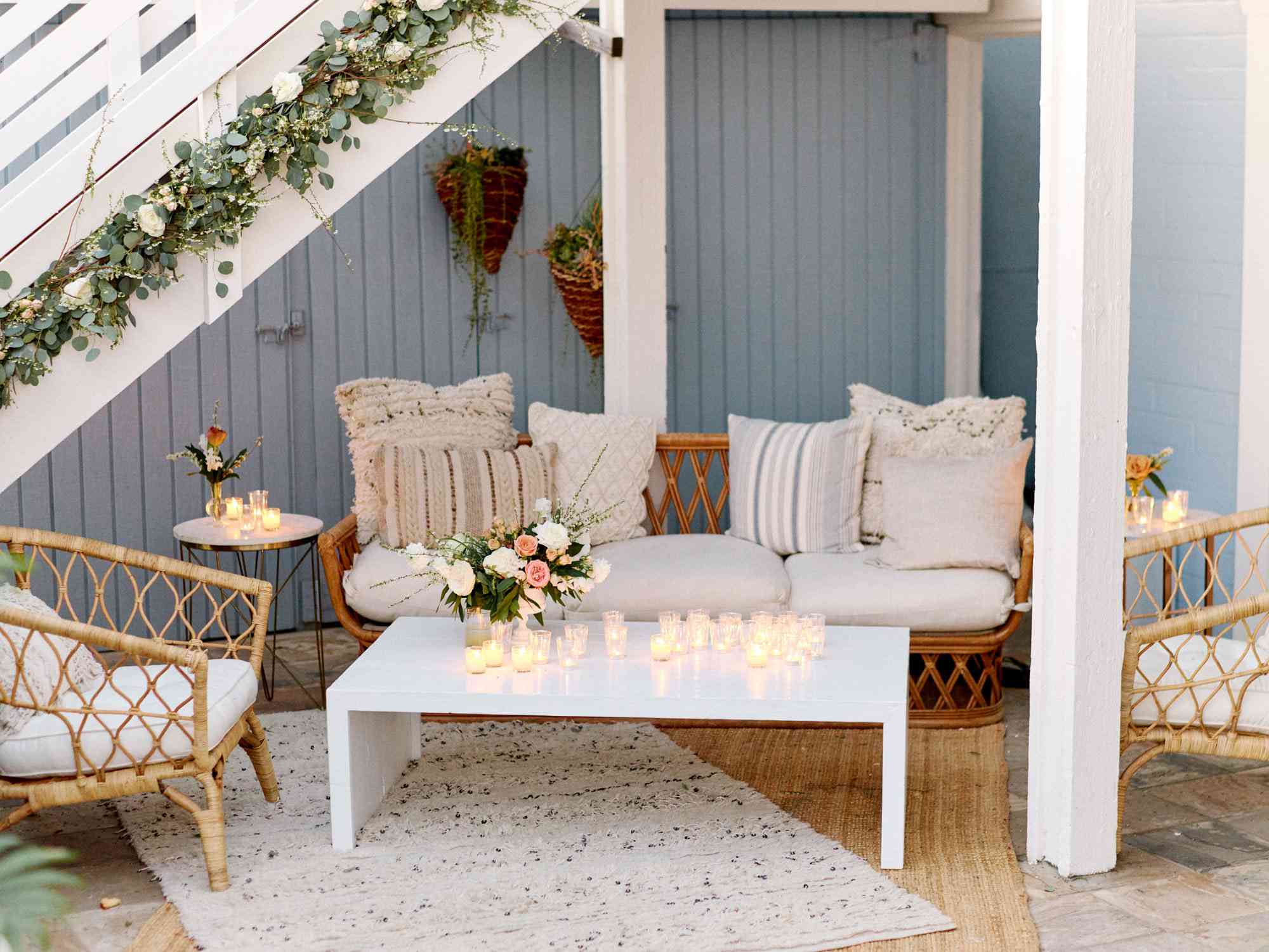 亲密的加州婚礼，鸡尾酒座沙发和蜡烛