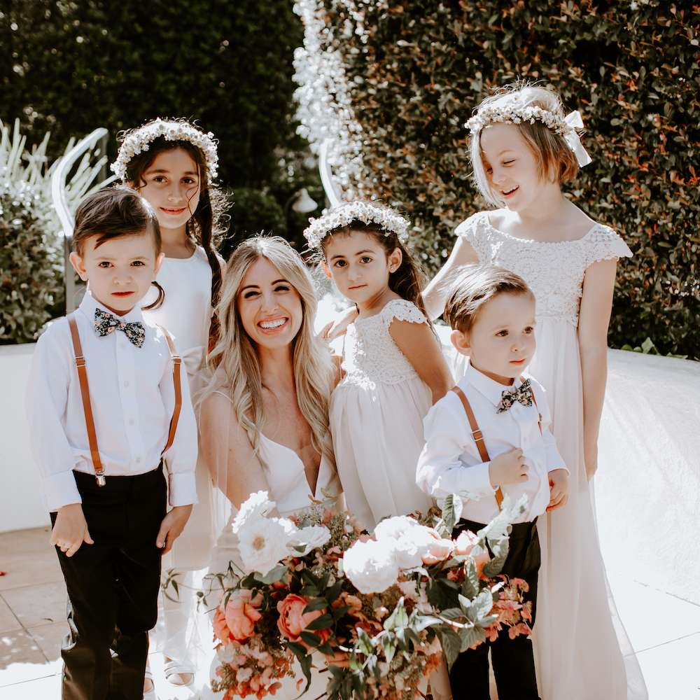 新娘与花女孩和手环