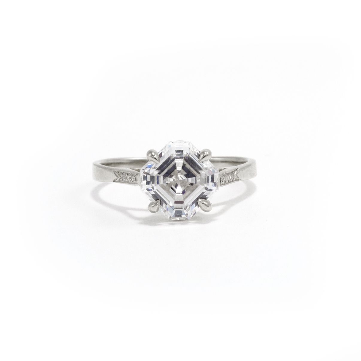 Ashley Zhang剪下订婚戒指ld乐动官网