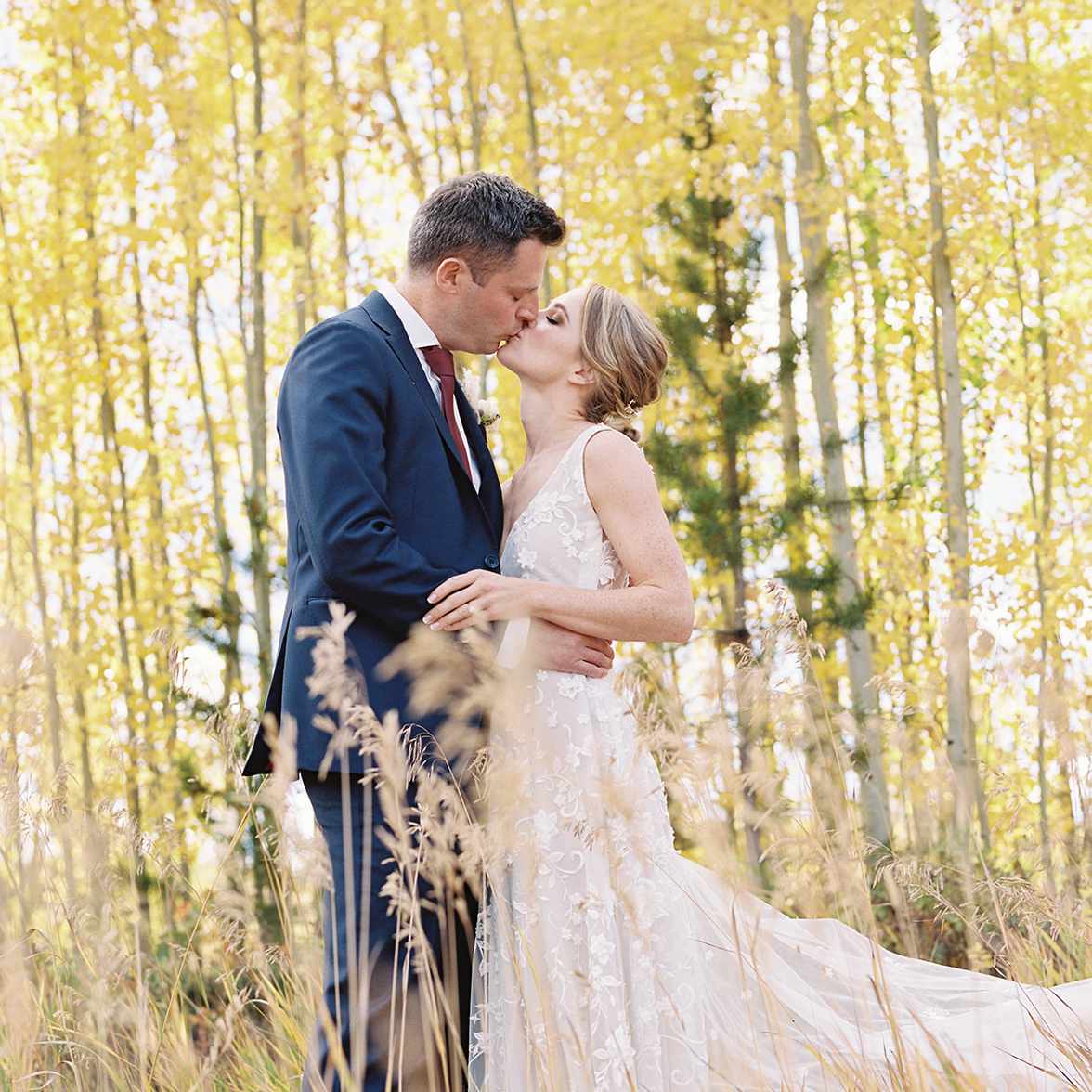 新娘和新郎接吻