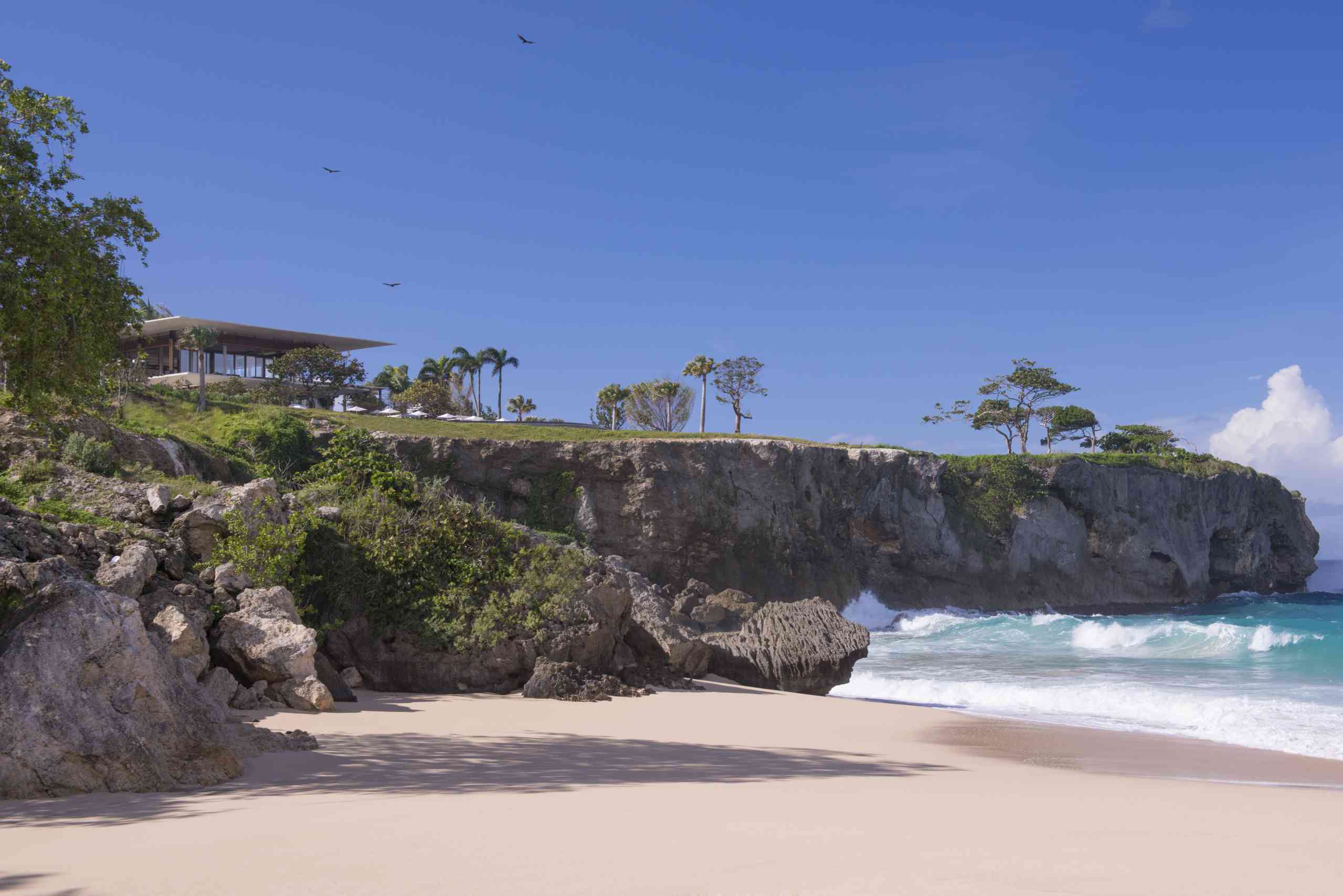 这是多米尼加共和国Amanera度假村的Casa Grande和主游泳池的海滩照片