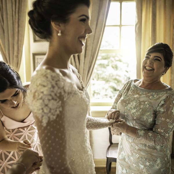 新娘握着母亲的手，而伴娘又