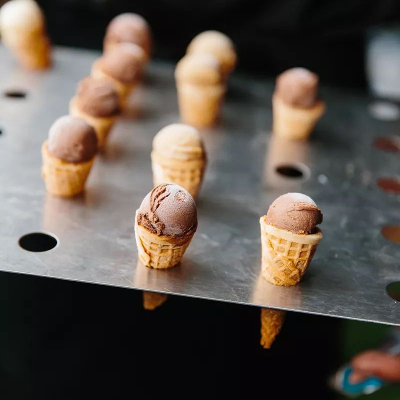 婚礼上供应的迷你蛋卷冰淇淋