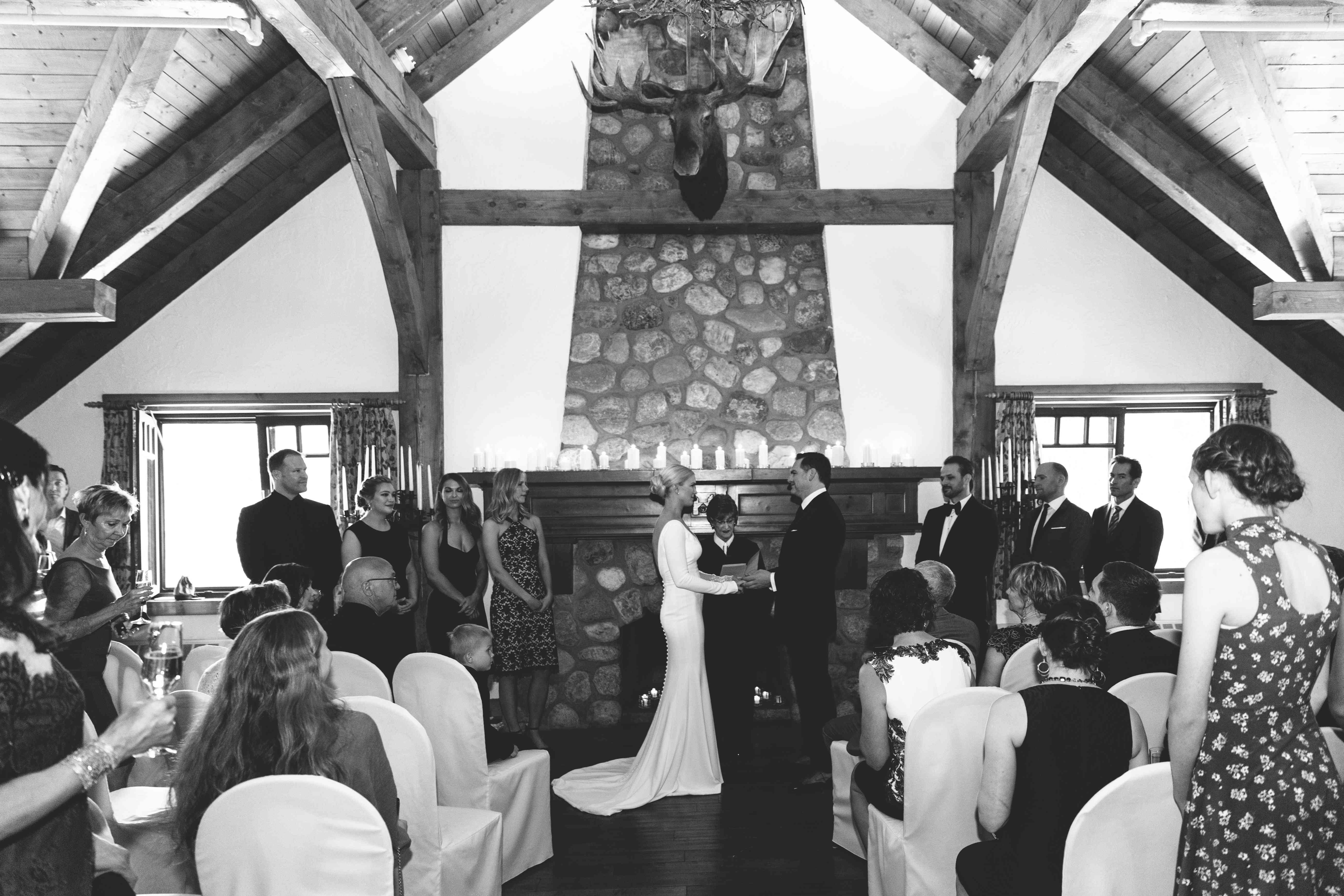 新娘和新郎在祭坛前