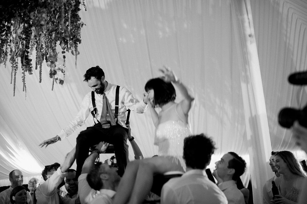 新郎和新娘被抬到椅子上