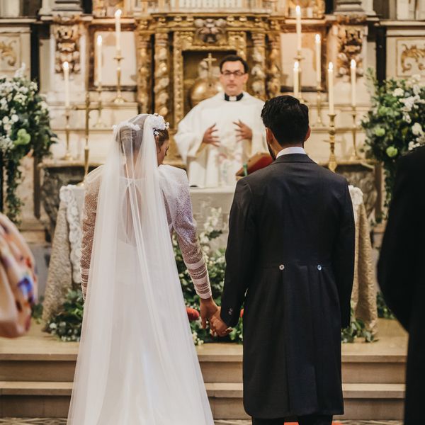 新娘和新郎手牵着手