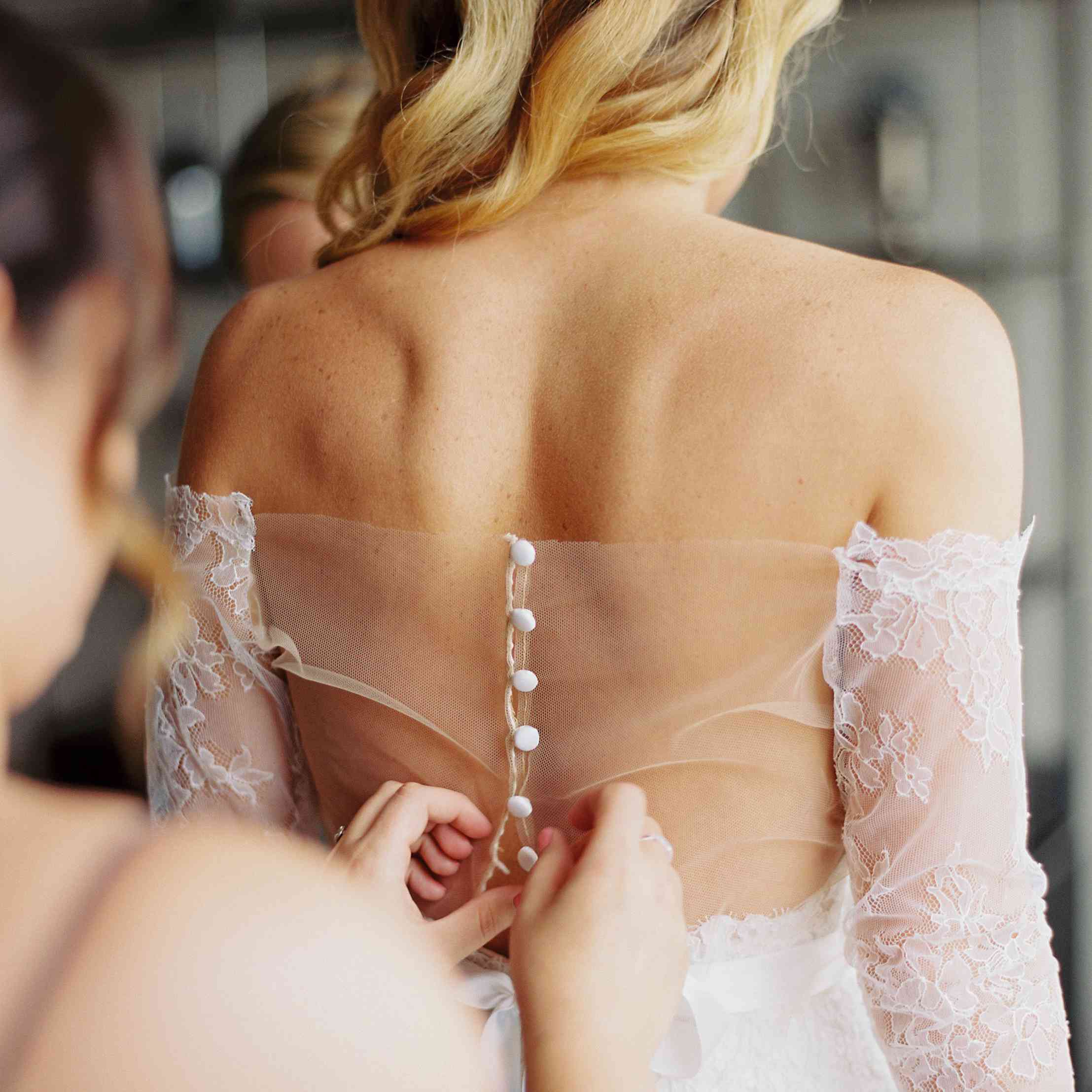 异想天开的萨凡纳婚礼，新娘礼服系上扣子