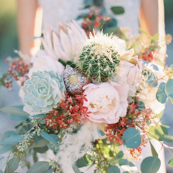 花束与多汁植物和仙人掌
