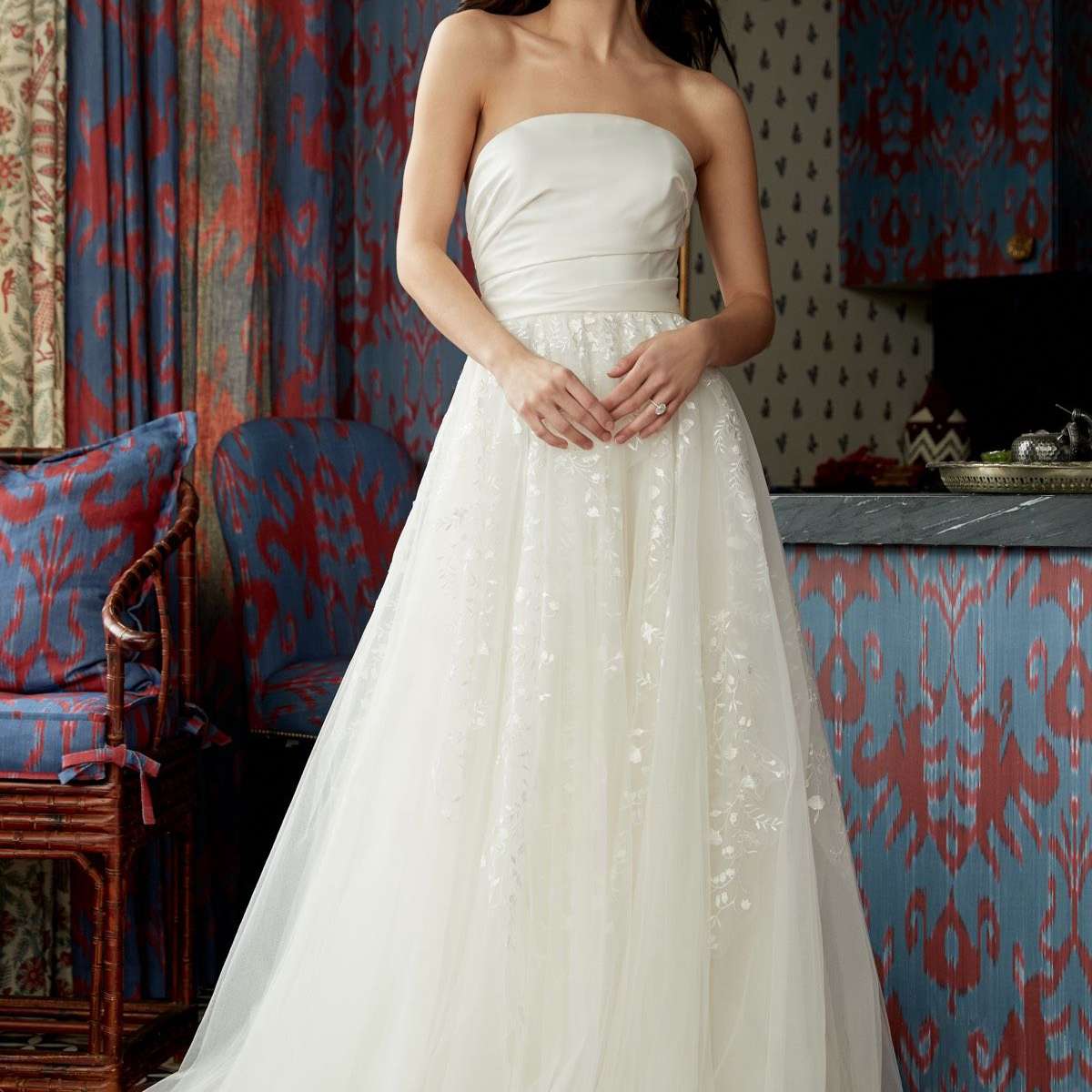 在无肩带的球衣的模型与mikado bordice和花卉花边和薄纱裙