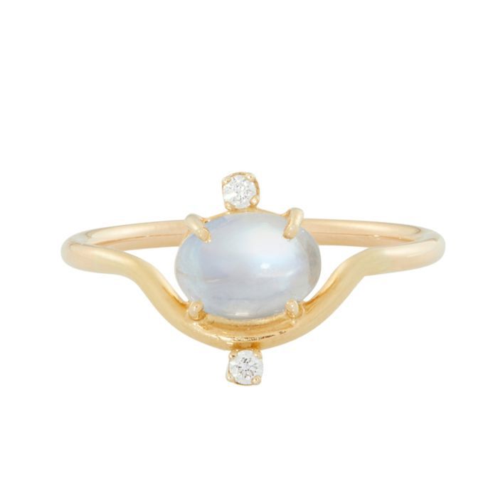 坐落月光石和钻石戒指