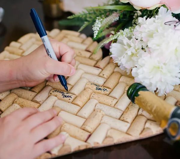 签署葡萄酒瓶塞的留言簿