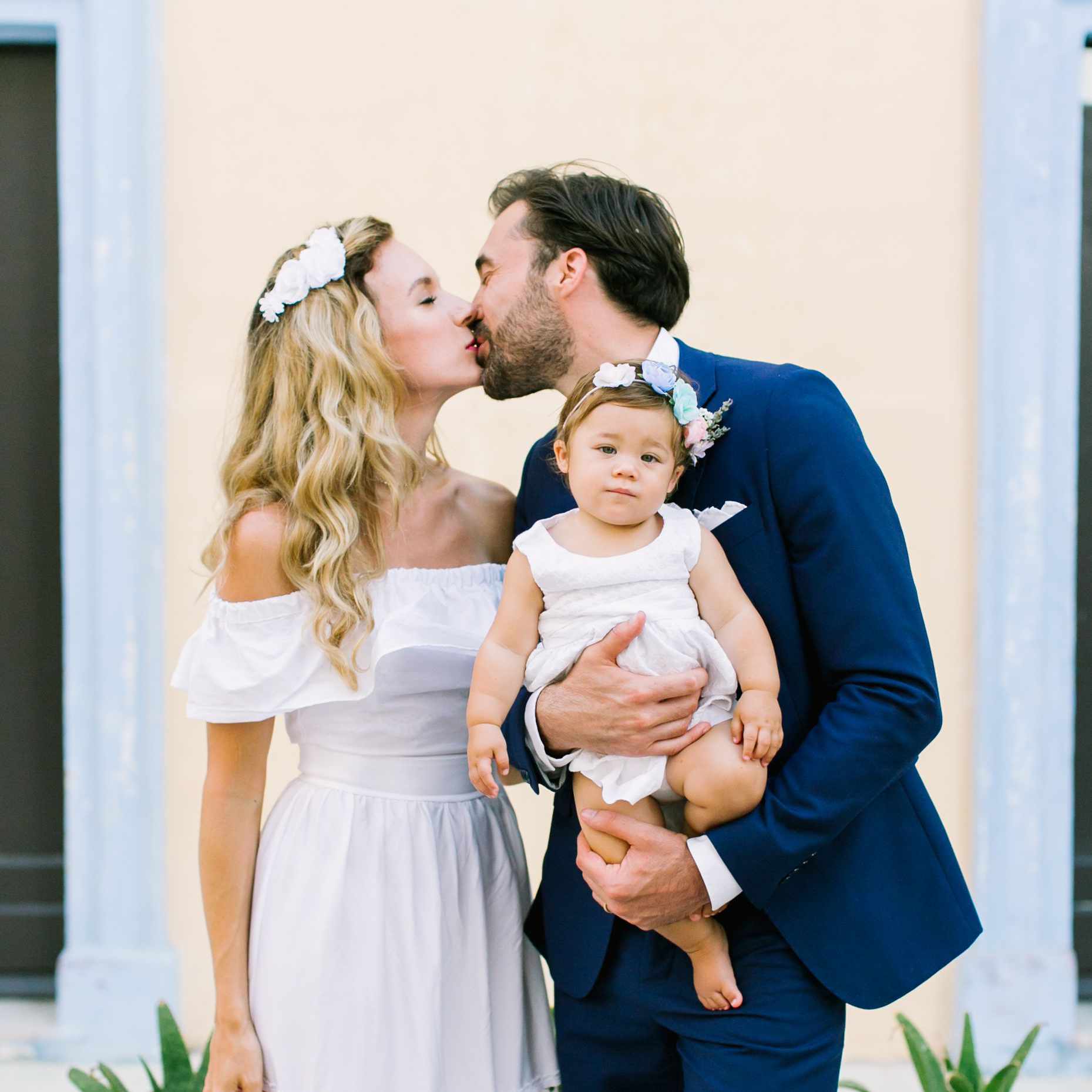 新婚夫妇与婴儿