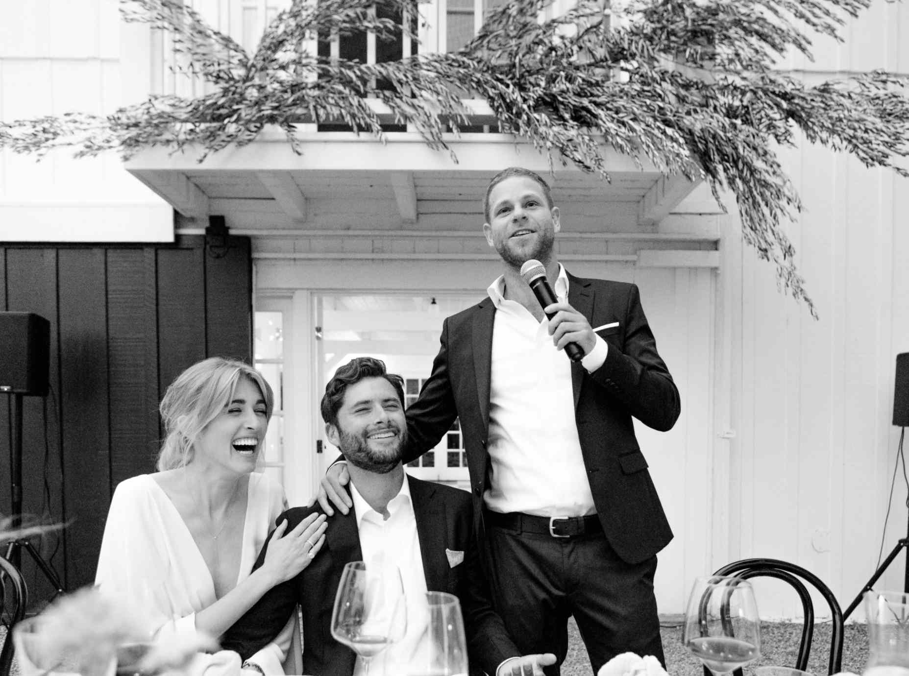 伴郎为新婚夫妇致辞