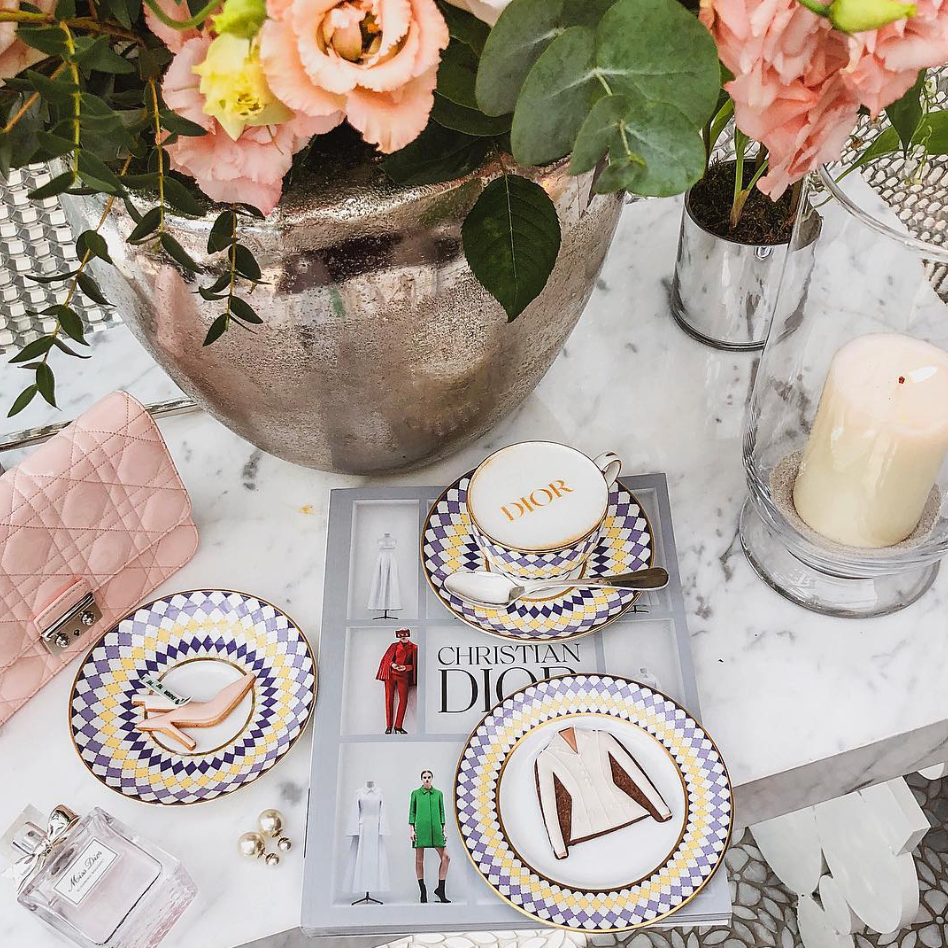 伯克利的茶点上有时尚饼干和Dior-stenciled咖啡