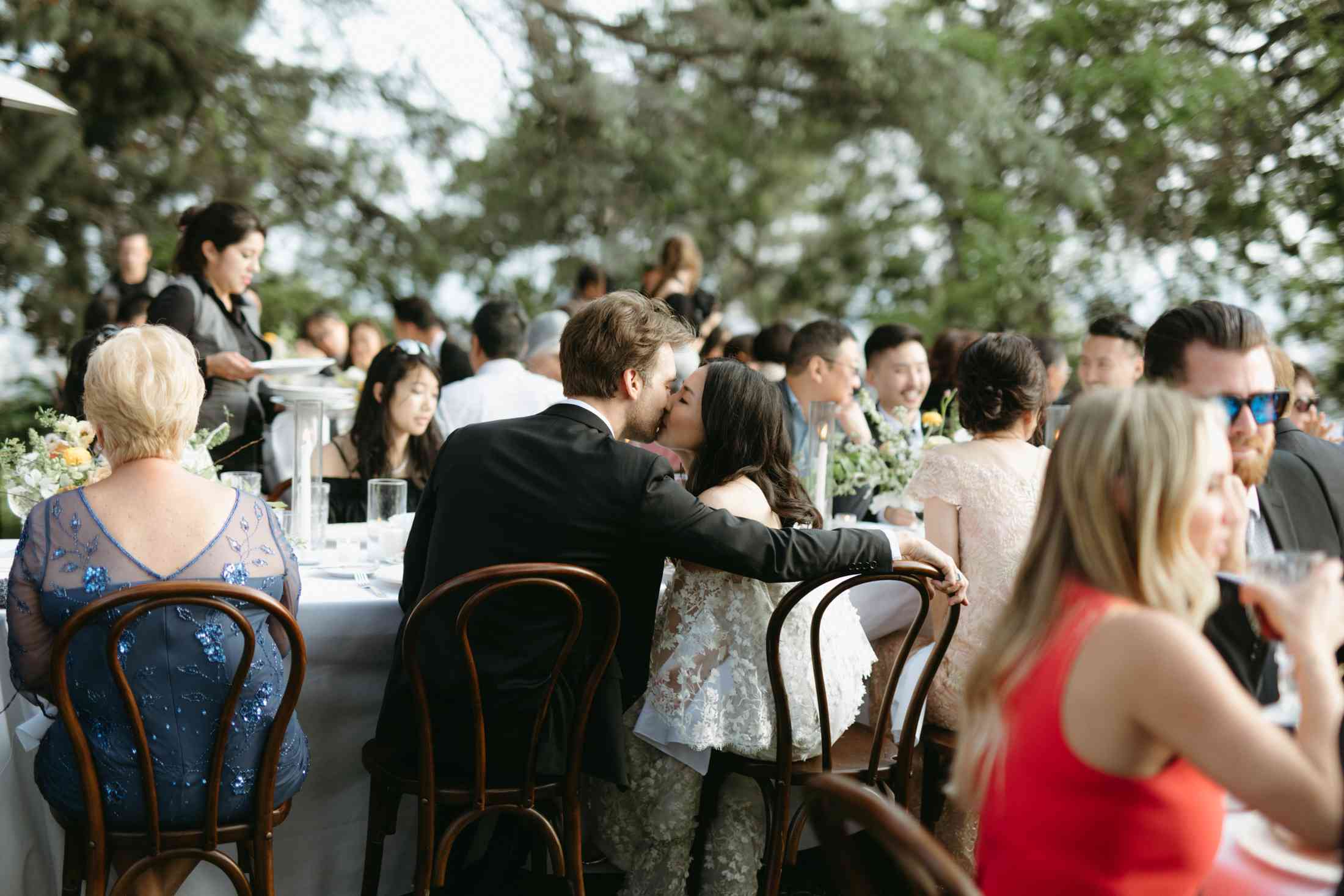 在招待会期间的夫妇亲吻