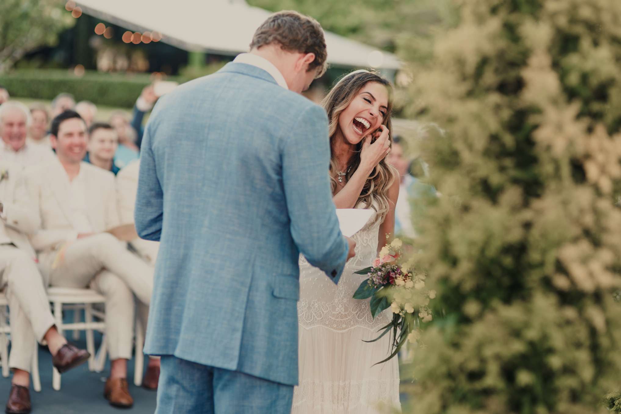 新娘在婚礼上大笑