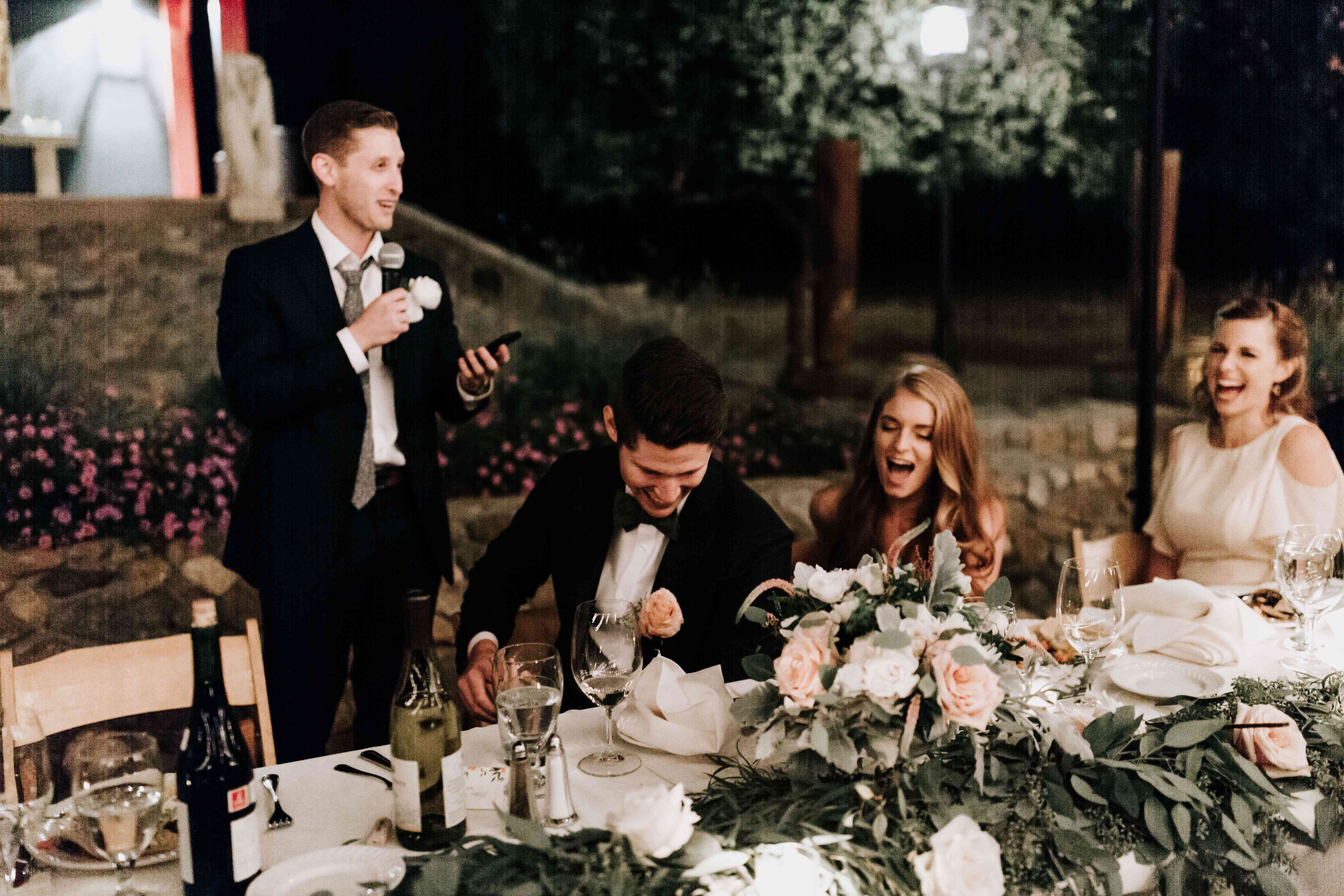 伴郎主持与围坐在桌子周围的客人的小问答