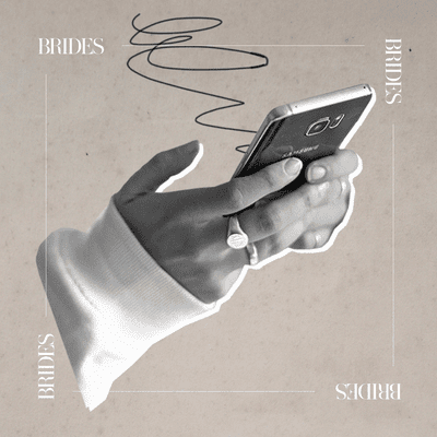 拿着电话的妇女