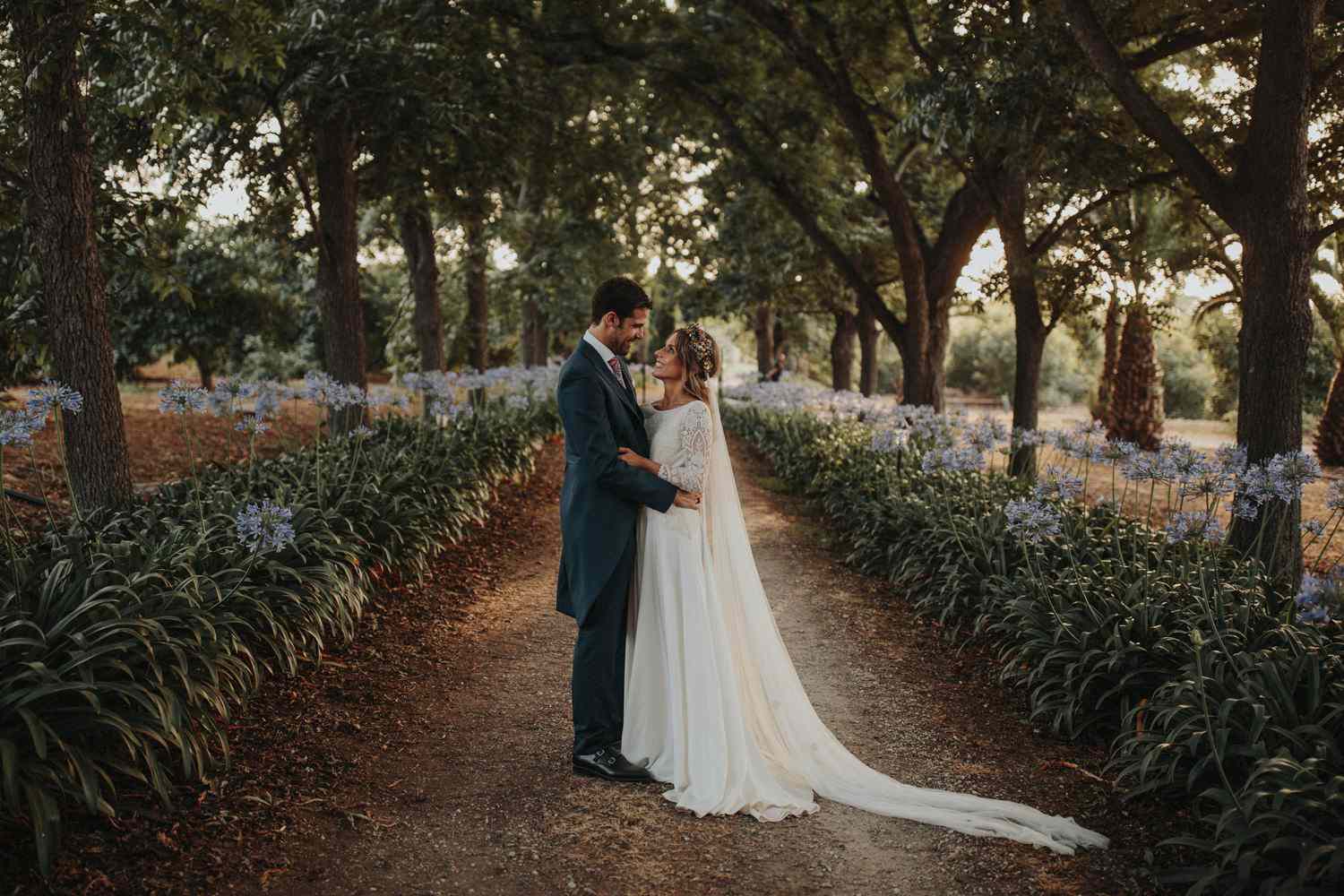 <p>新娘和新郎在拥抱</ p> <br> <br>