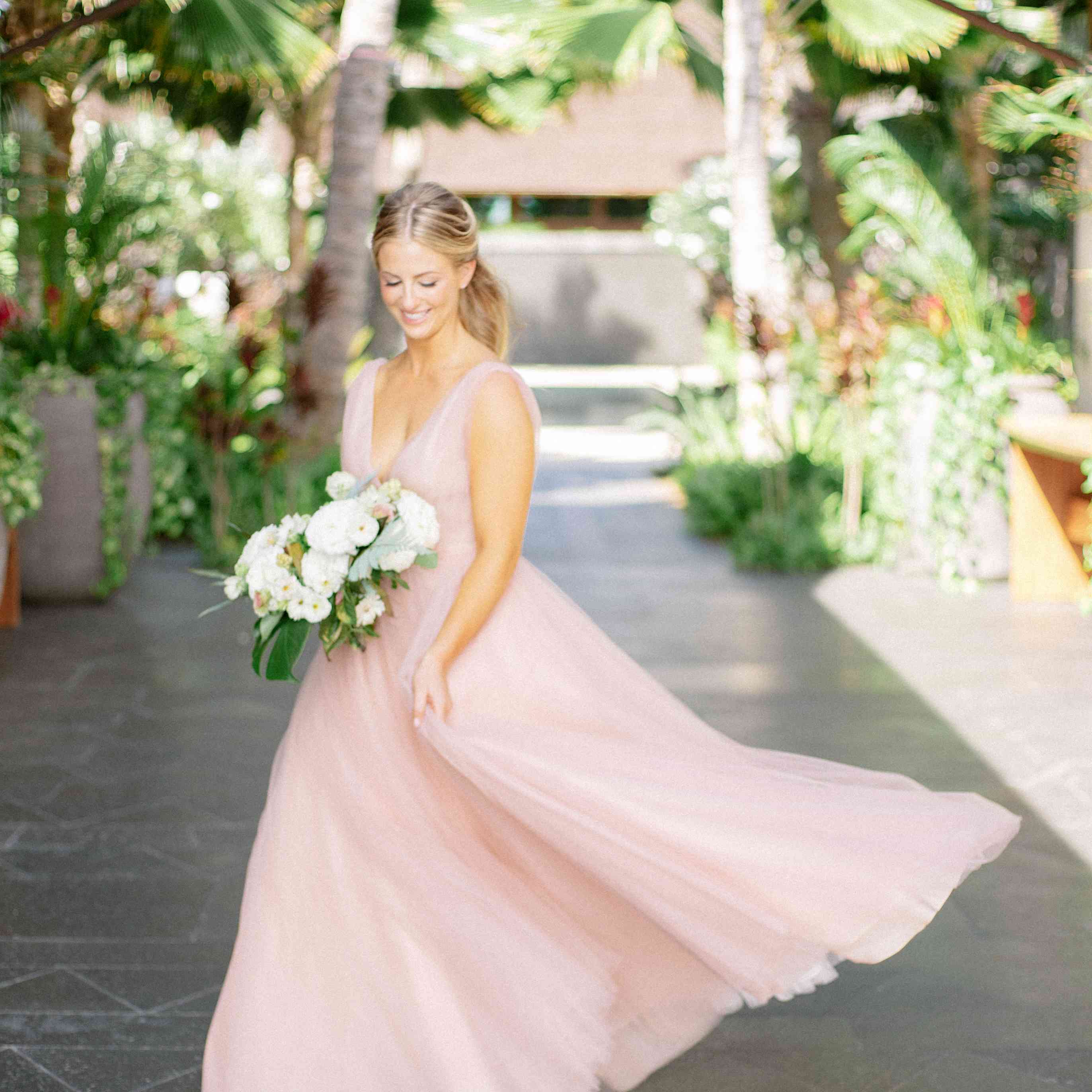 新娘在她的婚纱上摆了姿势