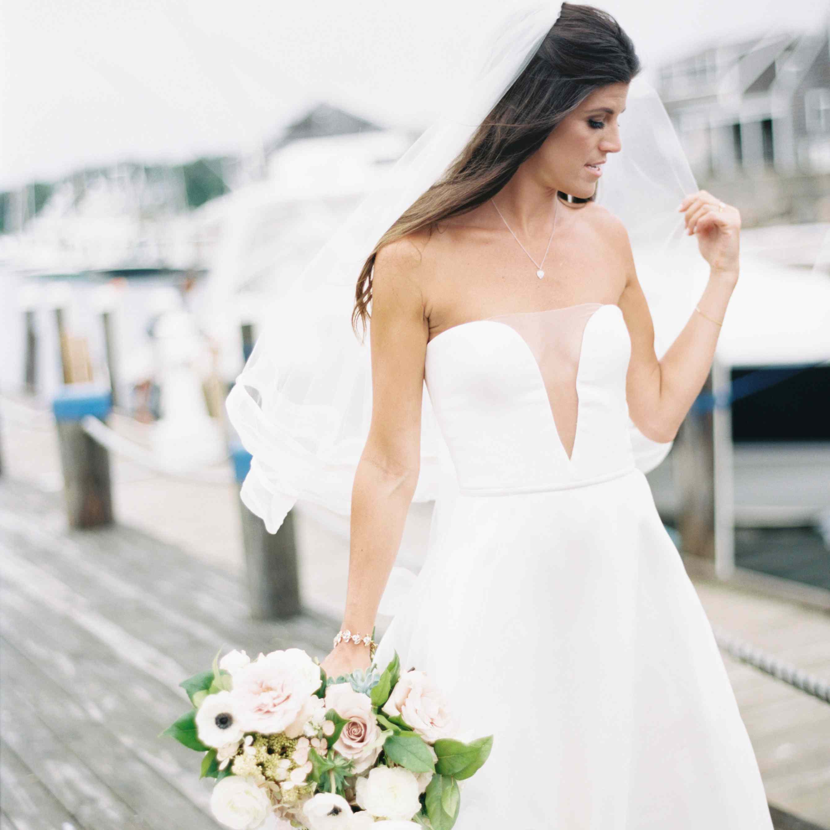 新娘戴着面纱和花束