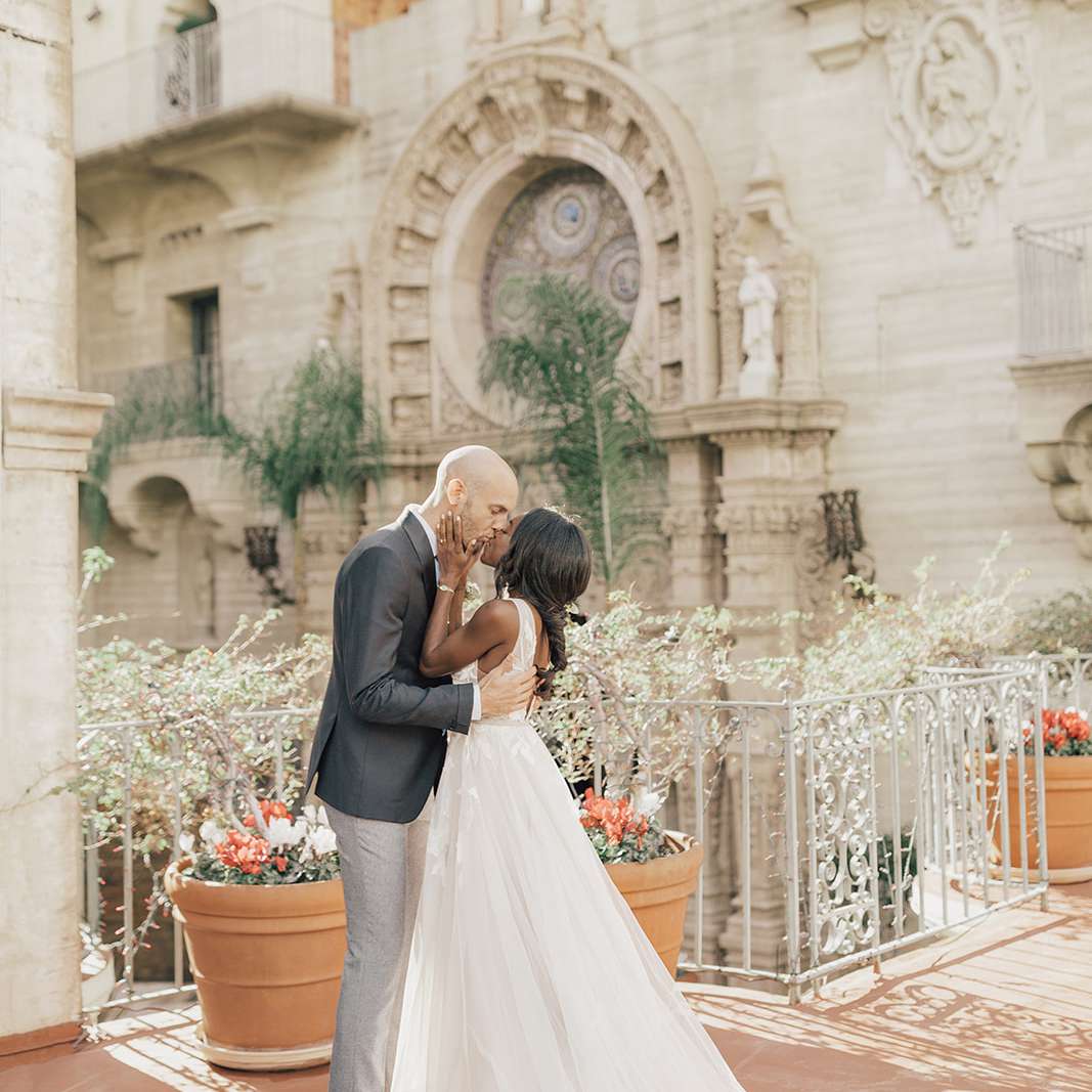 新娘和新郎接吻