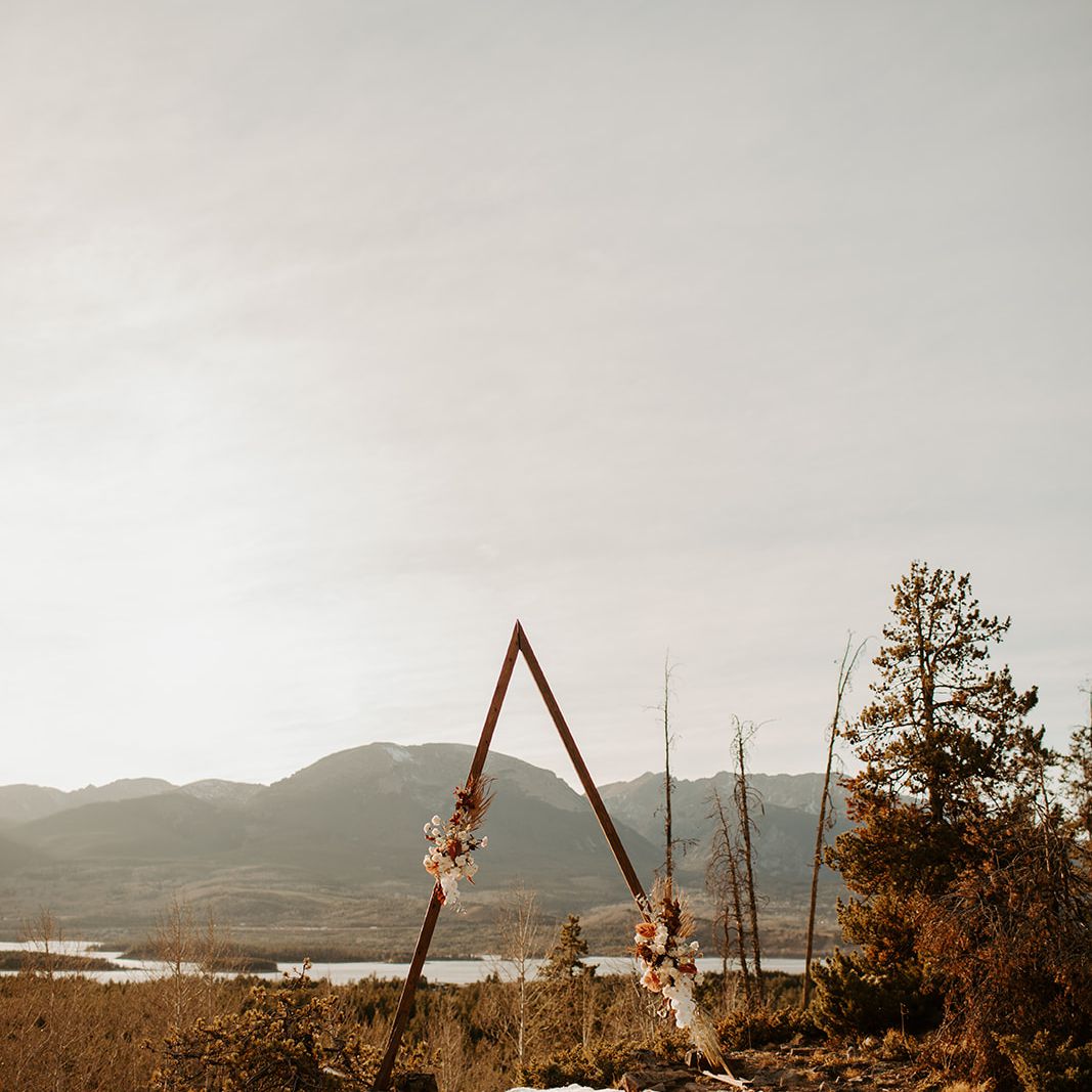 与山和湖背景的婚礼坛